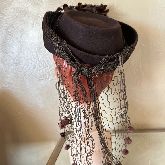 IMPRESSIVE 1940s\' BROWN FELT HAT WITH FEATHERS, GOLD TRIM + DOTTED VEILING main image 15